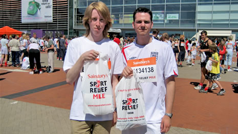 Phil Wylie and Nick Palmer after Birmingham’s Sports Relief 2006 event, holding goodie bags